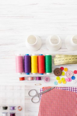 Renkli dikiş ipliği, beyaz üzerine dikiş makinesi için malzemeleri