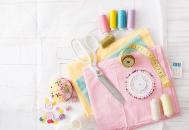 Renkli dikiş ipliği, beyaz üzerine dikiş makinesi için malzemeleri