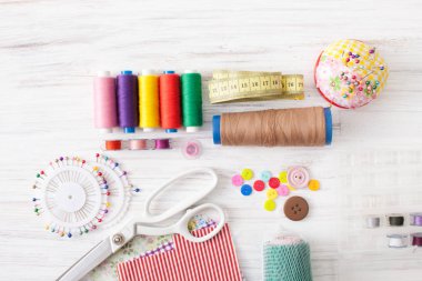 Renkli dikiş ipliği, beyaz üzerine dikiş makinesi için malzemeleri