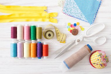 Renkli dikiş ipliği, beyaz üzerine dikiş makinesi için malzemeleri