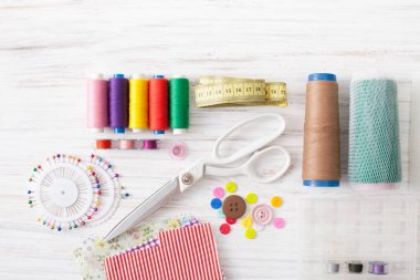 Renkli dikiş ipliği, beyaz üzerine dikiş makinesi için malzemeleri