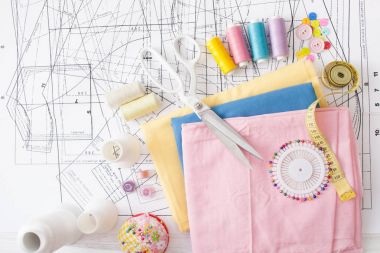 Renkli dikiş ipliği, beyaz üzerine dikiş makinesi için malzemeleri