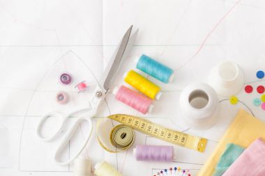 Renkli dikiş ipliği, beyaz üzerine dikiş makinesi için malzemeleri