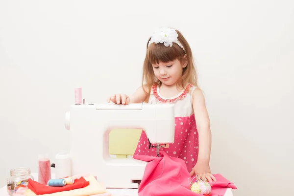 Het meisje houdt zich bezig met naaien naaimachine gebruiken — Stockfoto