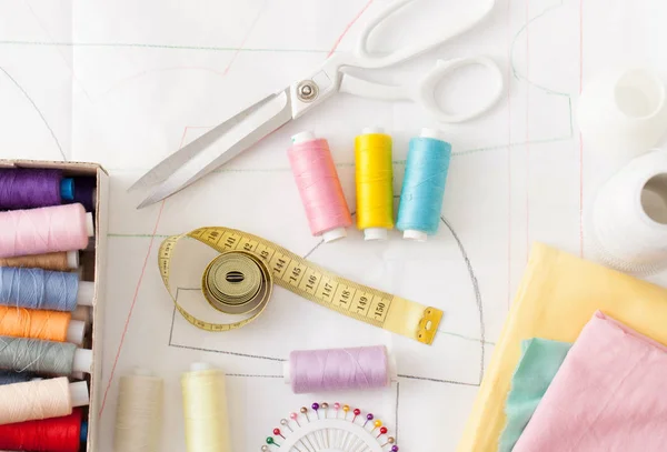 Χρωματιστές κλωστές, προμήθειες για ράβοντας μηχανή σε λευκό — Φωτογραφία Αρχείου