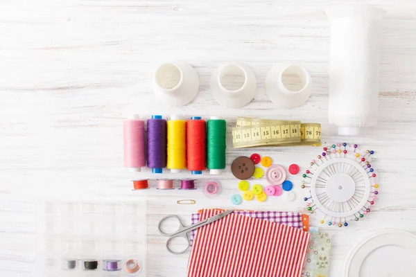 Renkli dikiş ipliği, beyaz üzerine dikiş makinesi için malzemeleri