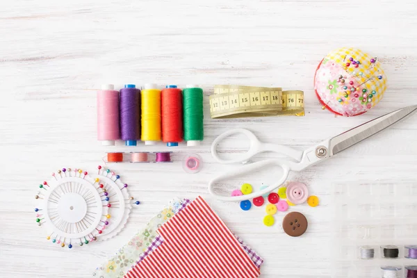 Gekleurde naaigarens, supplies voor naaimachine op wit — Stockfoto