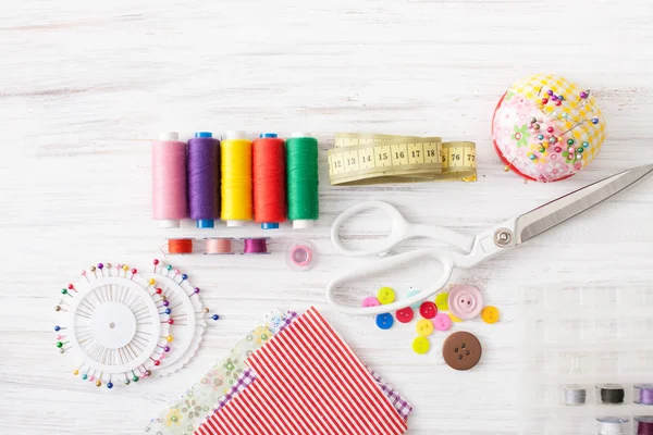 Hilo de coser de color, suministros para la máquina de coser en blanco —  Fotos de Stock