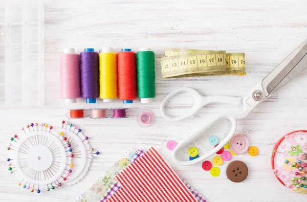 Gekleurde naaigarens, supplies voor naaimachine op wit — Stockfoto