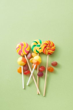 Yeşil bir arka plan üzerinde renkli şekerler