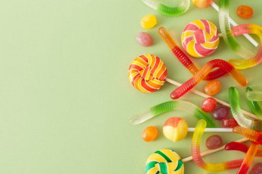 Cadılar bayramında yeşil bir arka plan üzerinde renkli şekerler