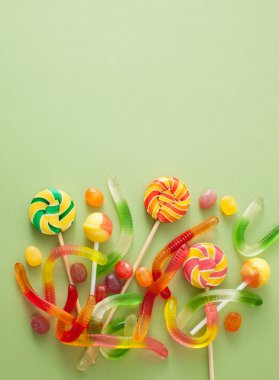 Cadılar bayramında yeşil bir arka plan üzerinde renkli şekerler