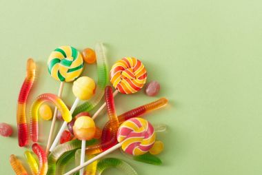 Cadılar bayramında yeşil bir arka plan üzerinde renkli şekerler