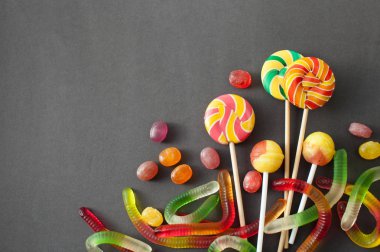 Siyah arka plan üzerine Cadılar Bayramı için lolipop