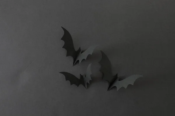 Pipistrelli di carta nera per Halloween su uno sfondo nero — Foto Stock