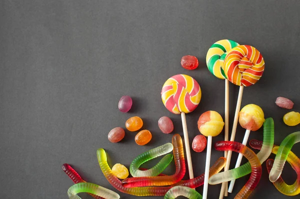 Siyah arka plan üzerine Cadılar Bayramı için lolipop