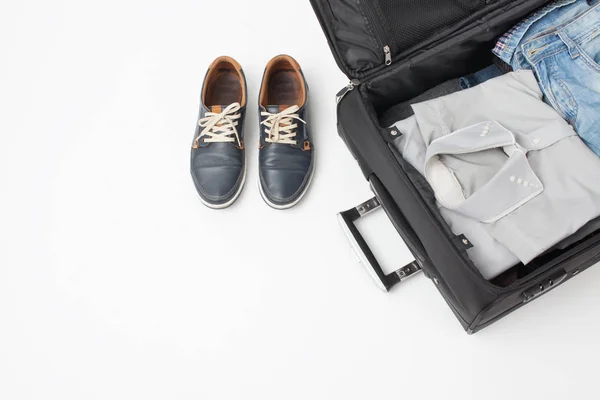 Μέρος της βαλίτσα και παπούτσια σε λευκό φόντο — Φωτογραφία Αρχείου