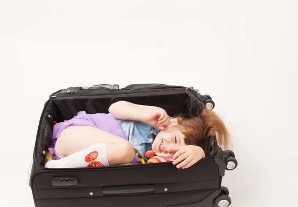 Το κορίτσι που κρύβεται σε βαλίτσα με δραστηριότητες σε λευκό φόντο — Φωτογραφία Αρχείου
