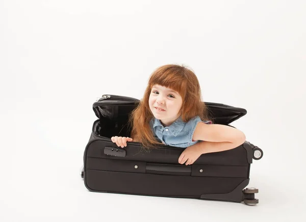 Ευτυχισμένος κορίτσι βγαίνει από τη βαλίτσα ταξιδίου — Φωτογραφία Αρχείου