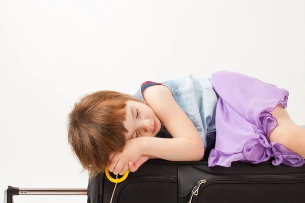 Κορίτσι κοιμάται σε ένα δρόμο βαλίτσα σε λευκό φόντο — Φωτογραφία Αρχείου