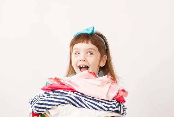 Meisje ervaren delight met kleding in handen — Stockfoto