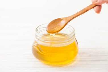 Tahta kaşık jar çiçek bal ile