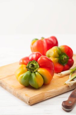 Bir beyaz tahta mutfak tatlı olgun biber