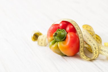 Beyaz üzerine santimetre ile tatlı renkli ham biber