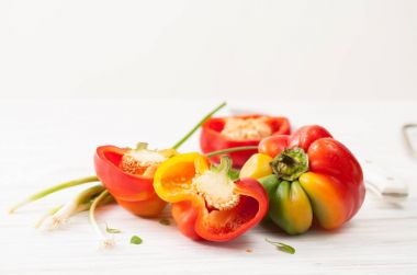 Yarım tatlı renkli ham dilimlenmiş biber, yeşil soğan