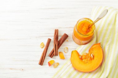 Dilimlenmiş kabak tarçın bir kavanoza kabak püresi ile