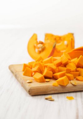 Bir beyaz tahta mutfak parçalar halinde kesilmiş kabak