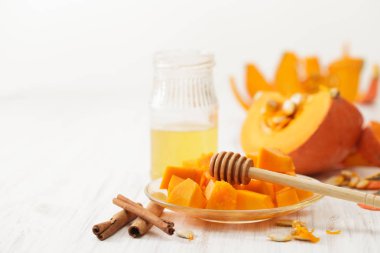 Bal kabak çanağı, bal ve tarçın parçalar halinde kesilmiş ile drizzled