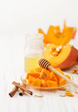 Tatlım tabak, parçalar halinde kesilmiş kabak ve beyaz üzerine tarçın