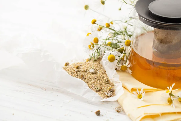 Kuru papatya çiçeği bir suyu beyaz bir tablo ile