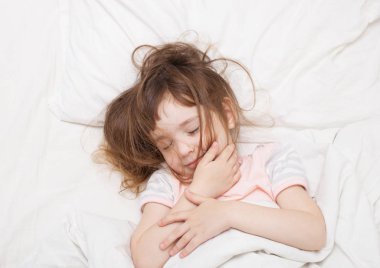 Küçük kız karışık saç ile uyku