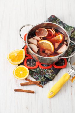 Mutfak masasında malzemelerle tavada mulled şarap demlendi