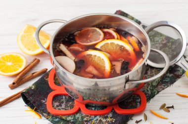Portakal ve tarçın ile bir tencerede mulled şarap pişmiş