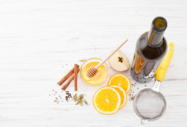 Beyaz mutfak masasının üzerinde mulled şarap için malzemeler