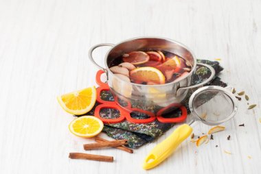 Bir tencerede, elek, portakal ve tarçın mulled şarap pişmiş