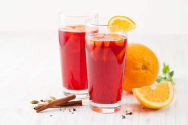 Cam bardak ile tarçın ve portakal mulled şarap