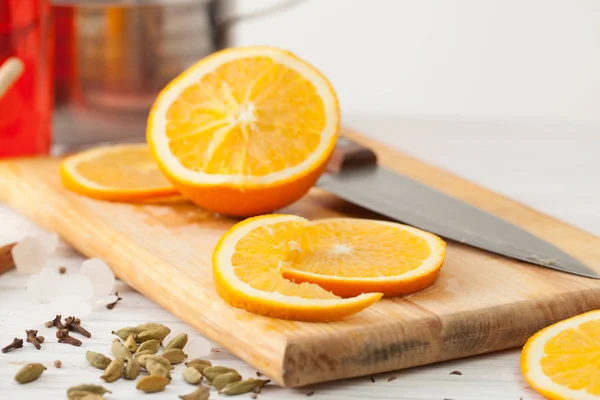 Tagli un'arancia per vino rimuginato su un tavolo bianco — Foto Stock