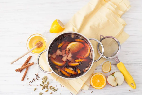 Malzemelerin üzerine beyaz bir tablo ile tavada mulled şarap