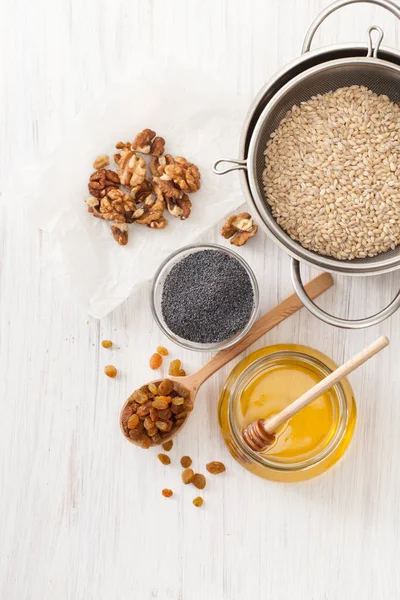 Ingredienser för jul gröt på vitt bord — Stockfoto