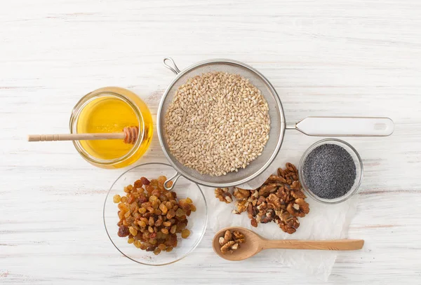 Ingredienser för jul gröt på vitt bord — Stockfoto