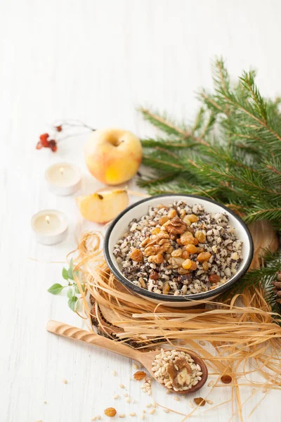 O mingau de cereal de Natal com um ramo de árvore de peles em uma mesa branca — Fotografia de Stock