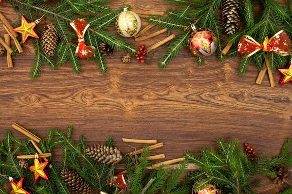 Rami di albero di Natale con fiocchi rossi su uno sfondo di legno marrone — Foto Stock