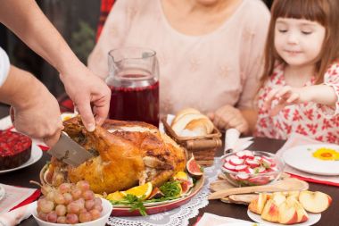 Bir parça rosto Türkiye masada bir adam keser
