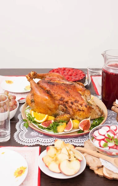 Hele gebraden Turkije met fruit op de feestelijke tafel — Stockfoto