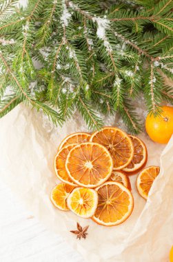 Karla kaplı köknar dalı ile kağıt üzerinde kurutulmuş portakal