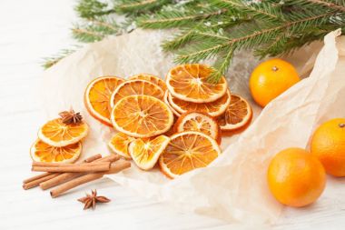 Kurutulmuş portakal ve tarçın karla kaplı köknar dalı ile